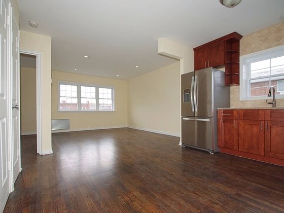 4th image of 258 Robinson Ave #2