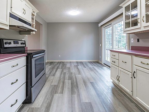 4th image of 42 Bernwood Dr