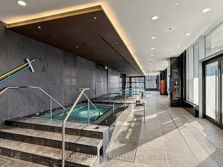 11 Yorkville Ave #LPH6401 — Photo 23