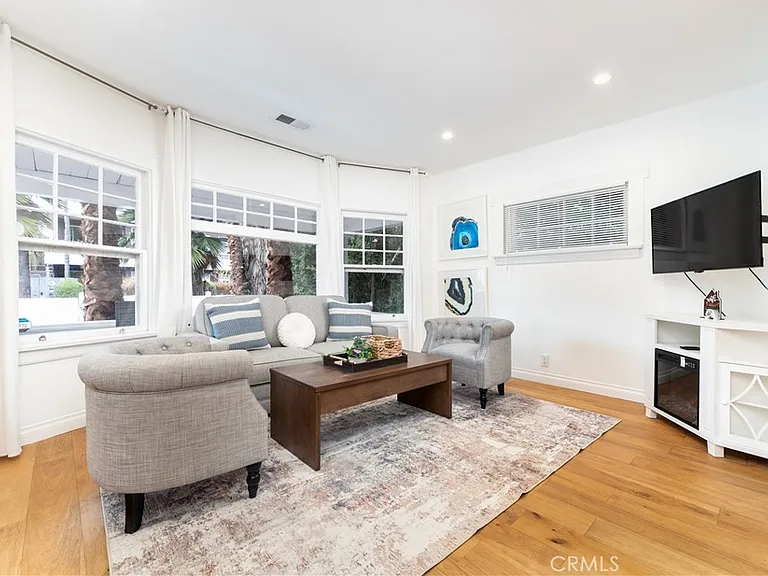 6008 Carlton Way — Photo 7