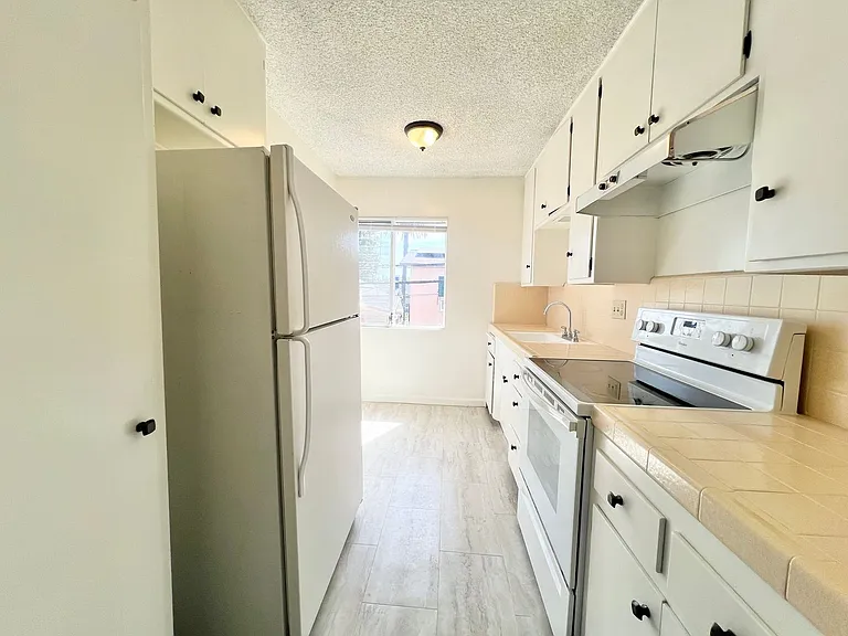 Top-Floor 1 Bedroom in Quiet Bluff Heights Courtyard Complex — Photo 5