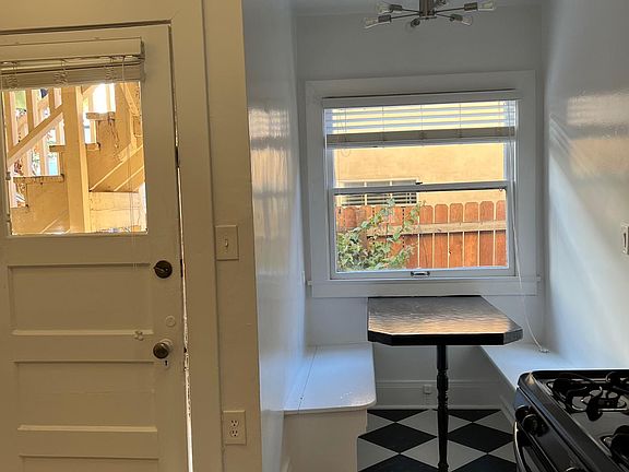 4th image of 1715 Hillhurst Ave