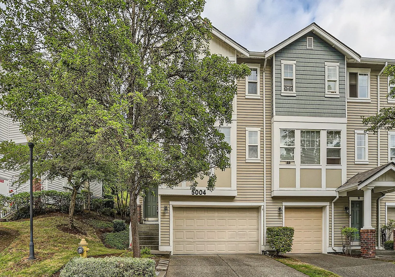 3bed/2.5 End Townhome Unit with Attached Garage in Renton! — Photo 1