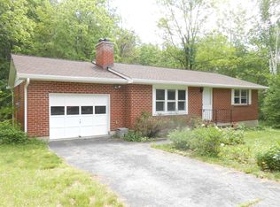 138 Old Quaker Ln, Hyde Park, NY 12538