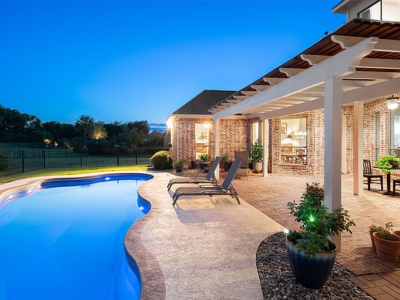 3rd image of 2000 Fair Oaks Ln