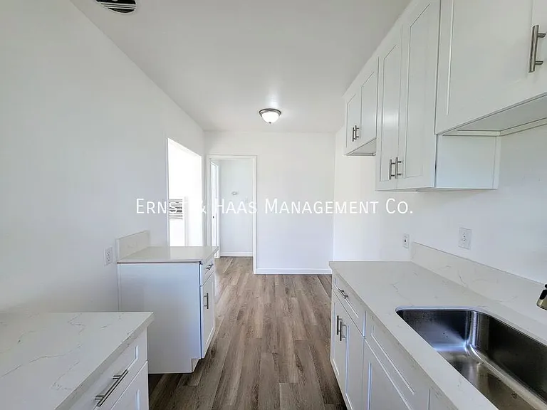 1027 E 7th St #1 — Photo 8