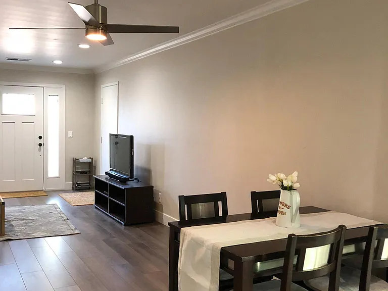 2816 Albany Ave — Photo 9