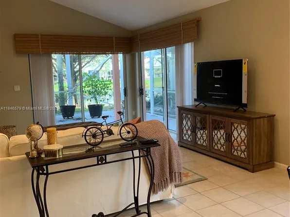 231 Canterbury Dr W, Palm Beach Gardens, FL 33418