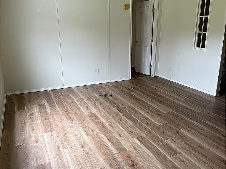 406 Harbour Ln — Photo 2
