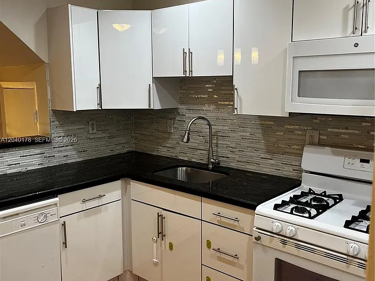 8650 SW 67th Ave #1029 — Photo 2