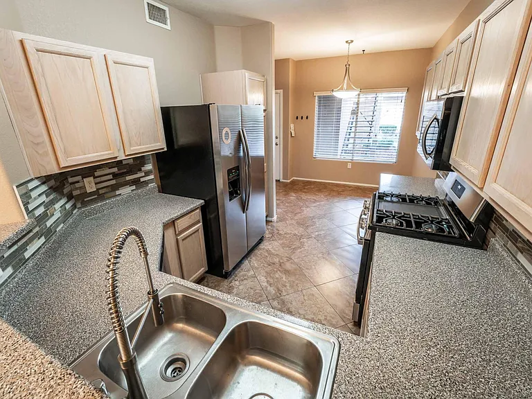 2000 Quartz Cliff St #104 — Photo 9