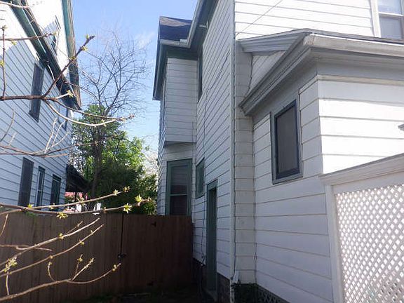 4th image of 439 W Clinton St