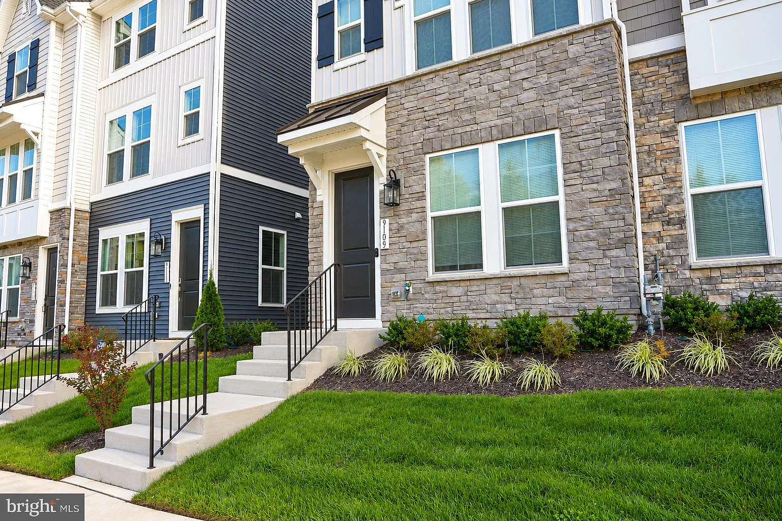 3 bed, 3.5 bath, 1600 sqft, $2,699 — Photo 3