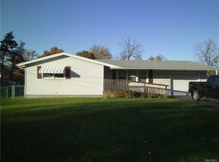 10 Manor Ln, Middleport, NY 14105