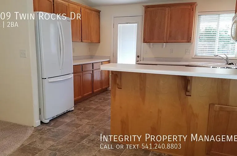 1209 Twin Rocks Dr — Photo 4