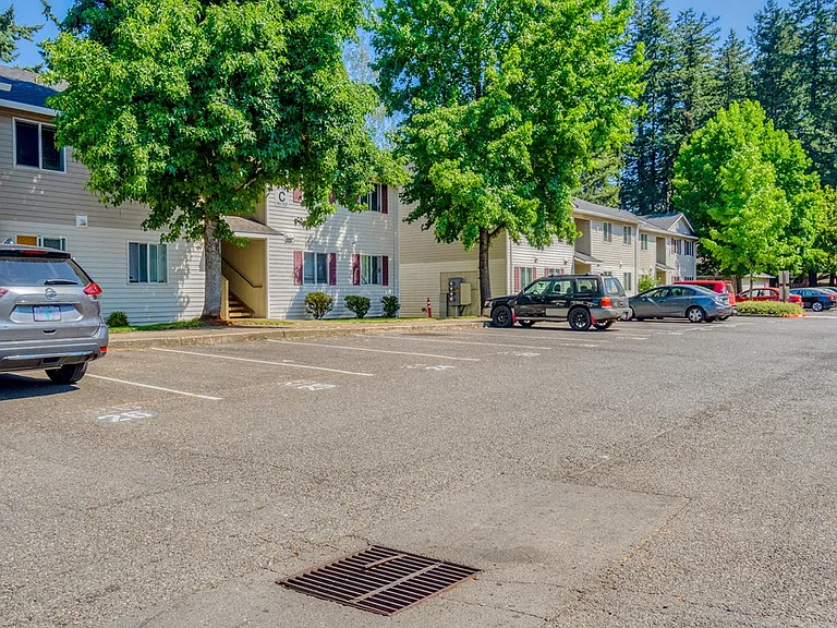 Windsor Manor Apartments — Photo 18