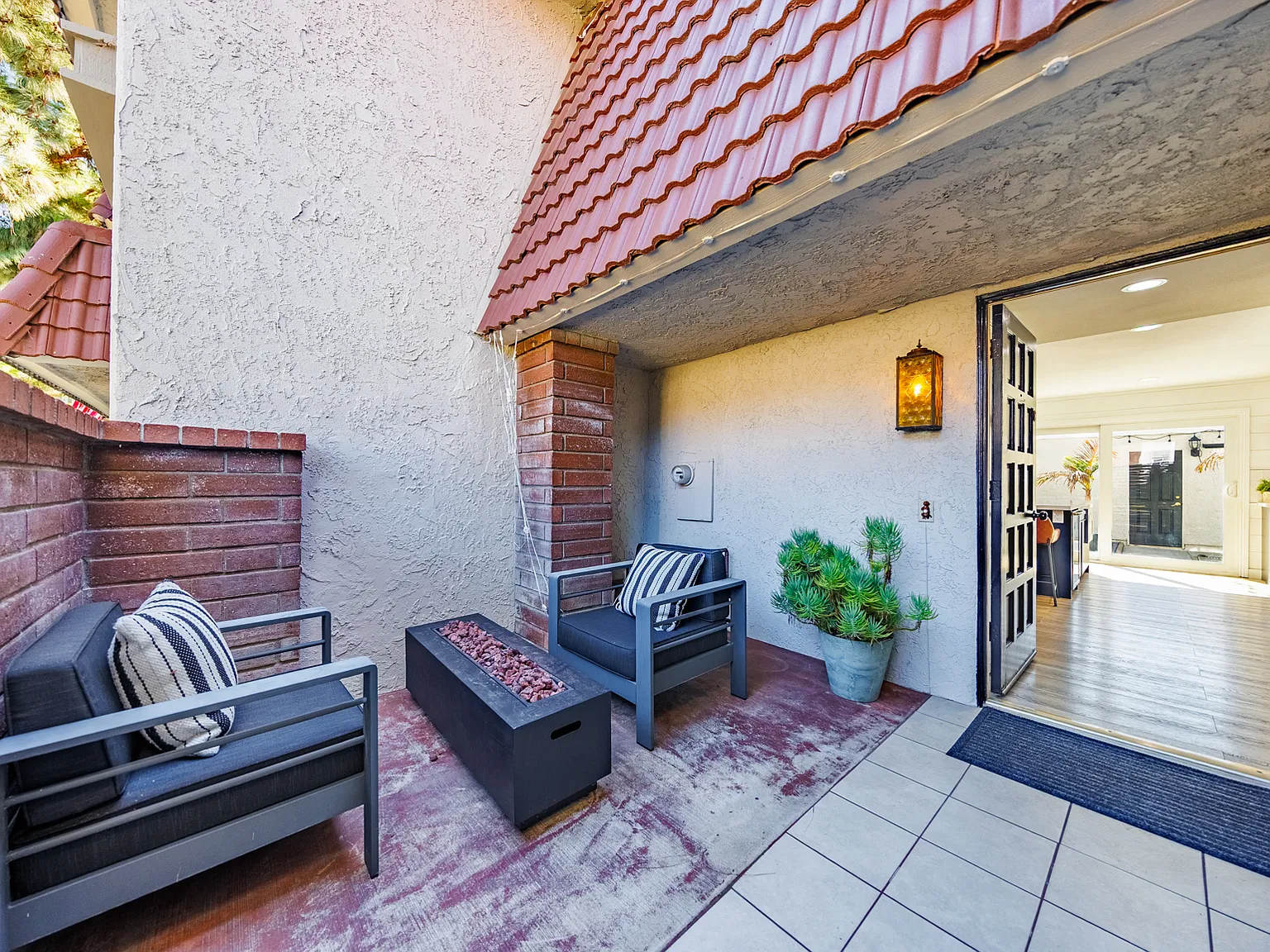 2 bed, 1392 sqft, $3,950 — Photo 2