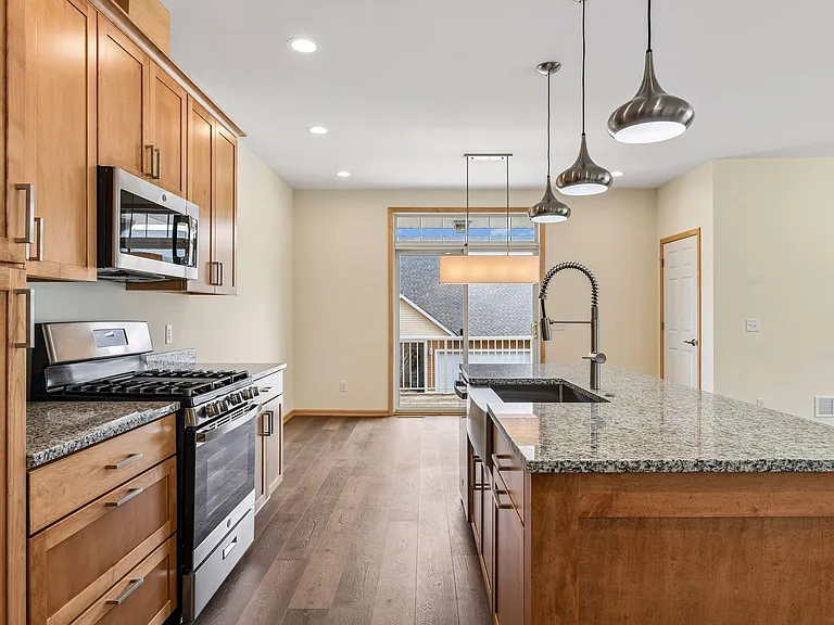 2121 Village Trl — Photo 7