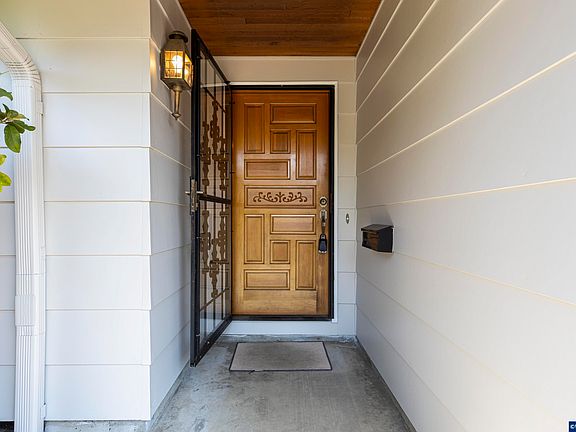 5th image of 19565 SW Southview Pl