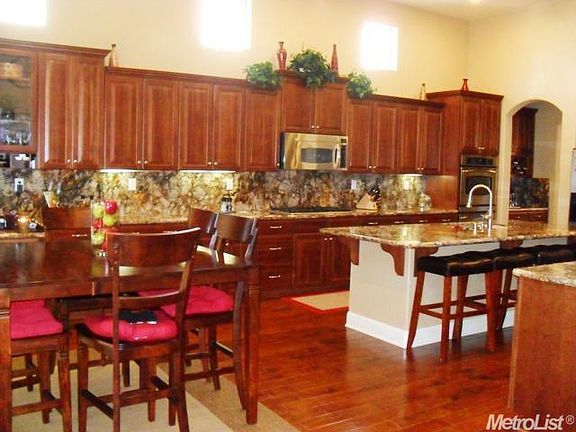 3rd image of 302 Mott Ct