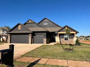2425 Creekview Dr, Moore, OK 73160