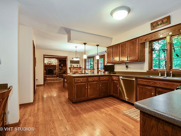4th image of 638 Sylvan Pl