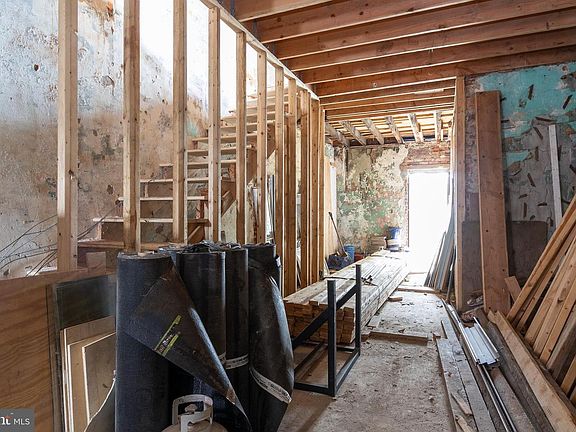 5th image of 2068 W Glenwood Ave