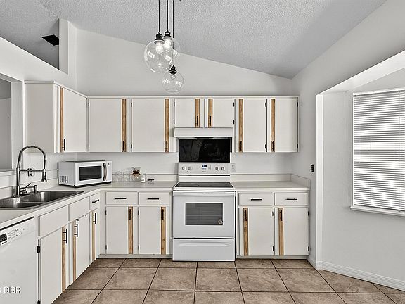 3rd image of 874 Goldcoast Dr