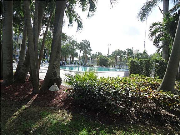 4th image of 700 NW 214th St APT 406