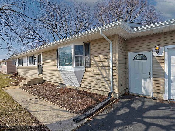3rd image of 2975 Continental Dr