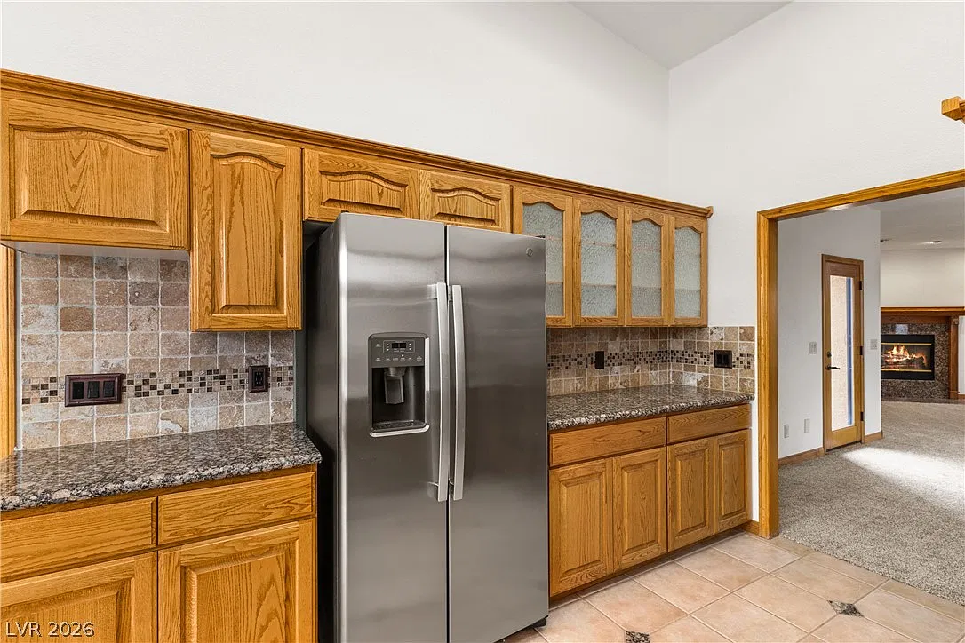 4 bed, 2.5 bath, 2527 sqft, $2,400 — Photo 2