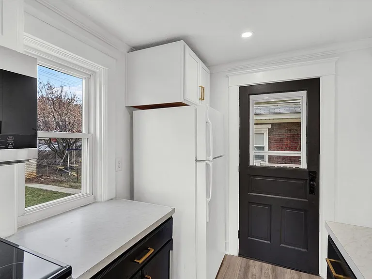 1029 W Locust St — Photo 7