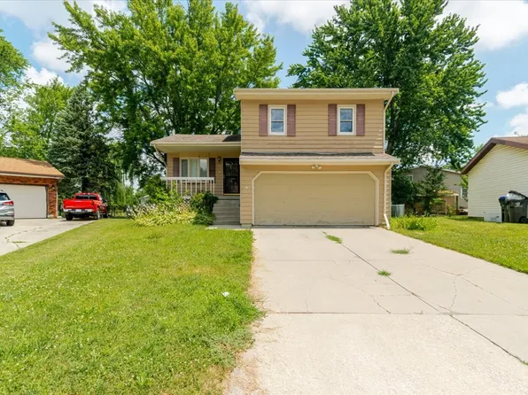 6 Starlight Ct, Bloomington, IL 61704