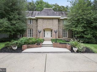 7001 Loch Lomond Dr, Bethesda, MD 20817