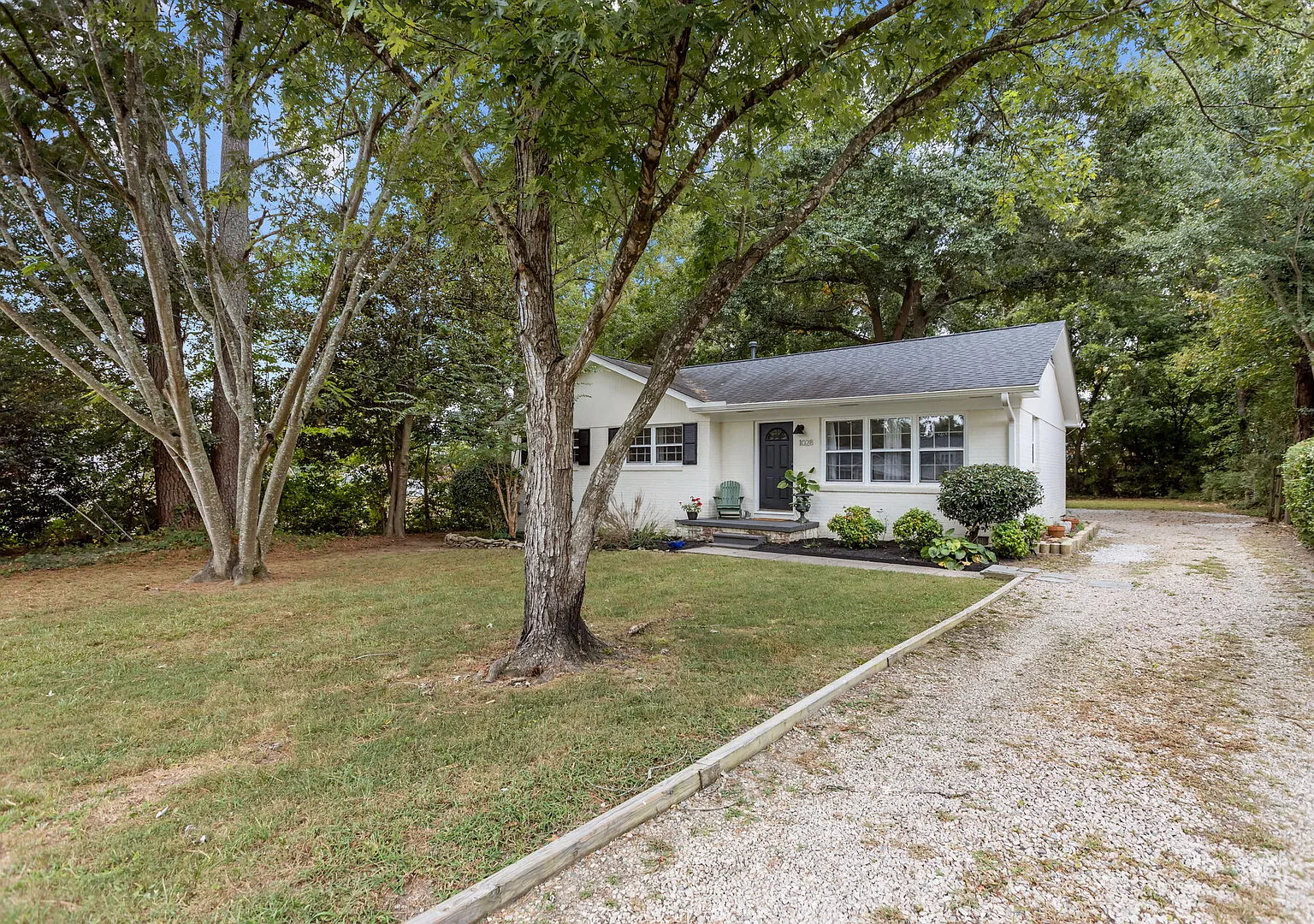 Charming Furnished 3BR/2BA Brick Home Near WakeMed &Downtown Raleigh — Photo 4