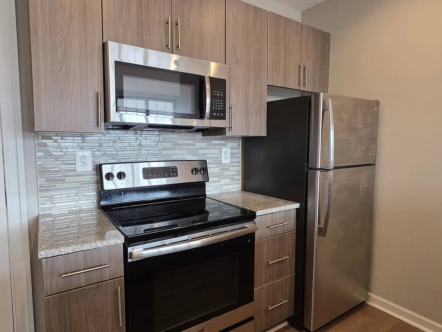 2 bed, 850 sqft, $3,005 — Photo 2