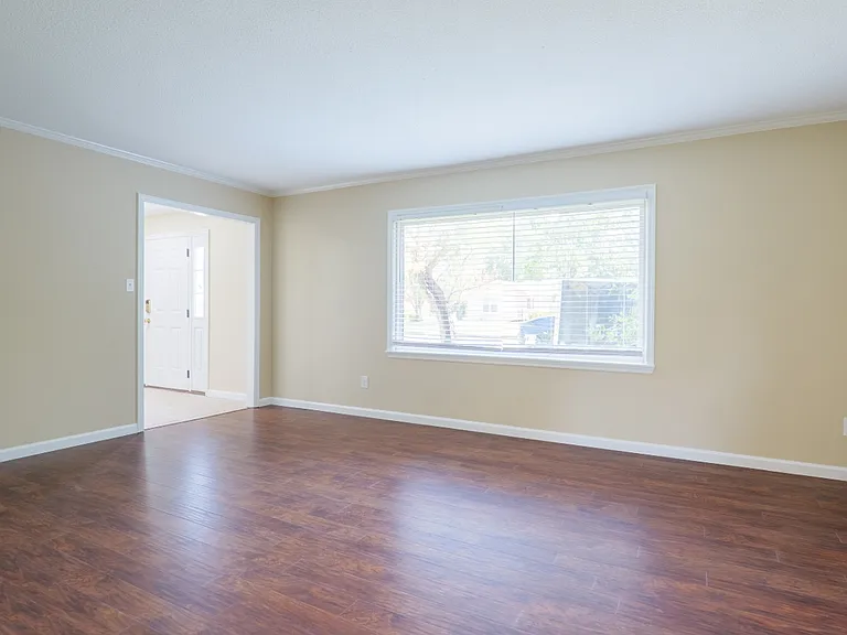 4104 Lantern Ln — Photo 3