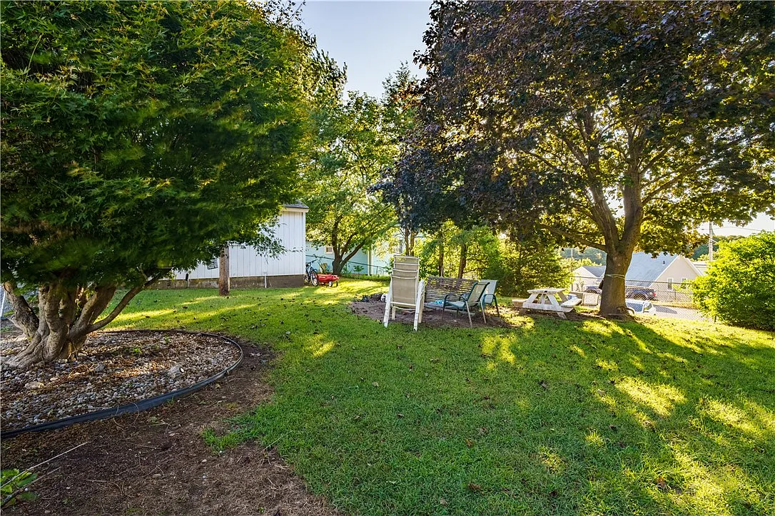 3 bed, 1.0 bath, 1071 sqft, $1,800 — Photo 2