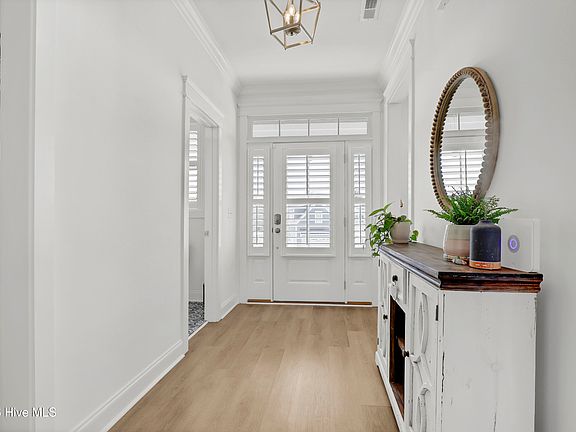 3rd image of 393 Summerhouse Drive