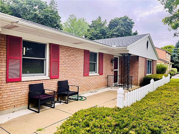 3rd image of 284 Blackstone Dr