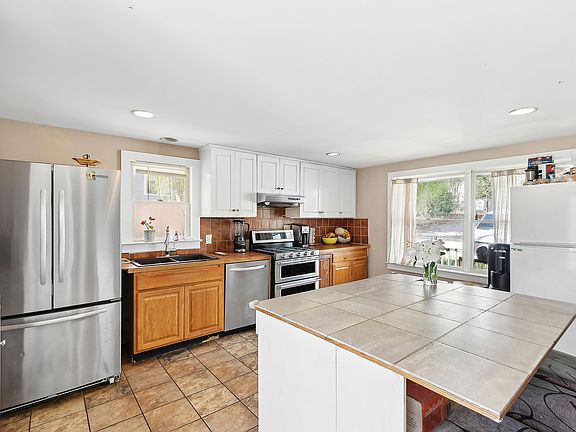 2nd image of 28 Boatheaders Ln N