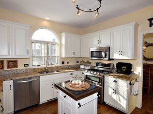 4N550 N Robert Frost Cir, St Charles, IL 60175