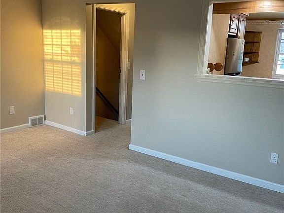 5th image of 229 Whitestown Vlg APT A