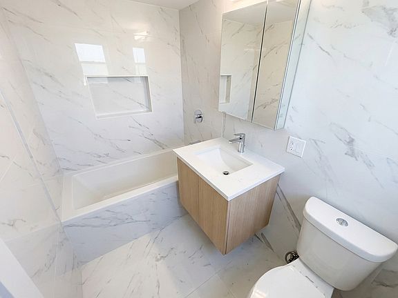4th image of 633 S Laflin St #104