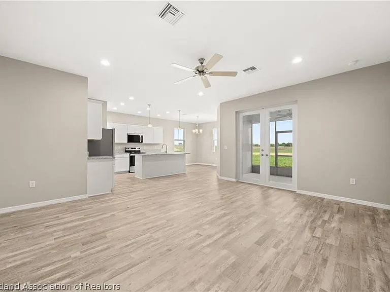 845 Peachtree Dr — Photo 2