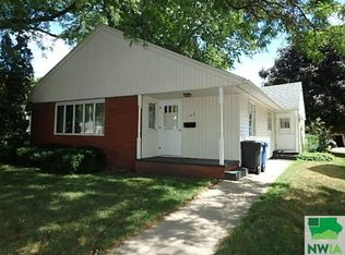 150 1st Ave NE, Sioux Center, IA 51250