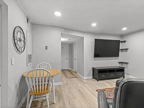 2 bed, 750 sqft, $1,800 — Photo 3