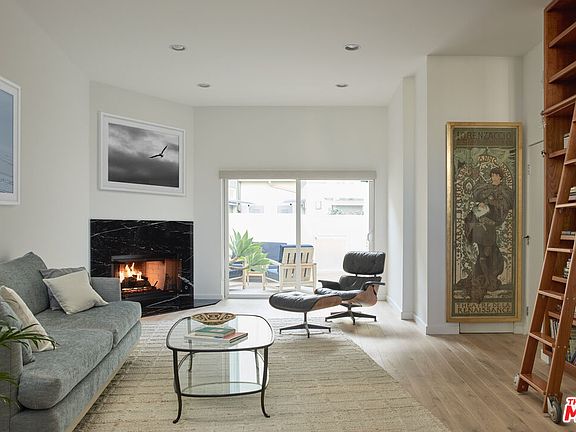 2nd image of 938 Lincoln Blvd Unit 3
