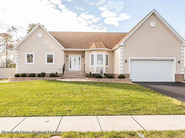 12 Cindy Ct — Photo 3