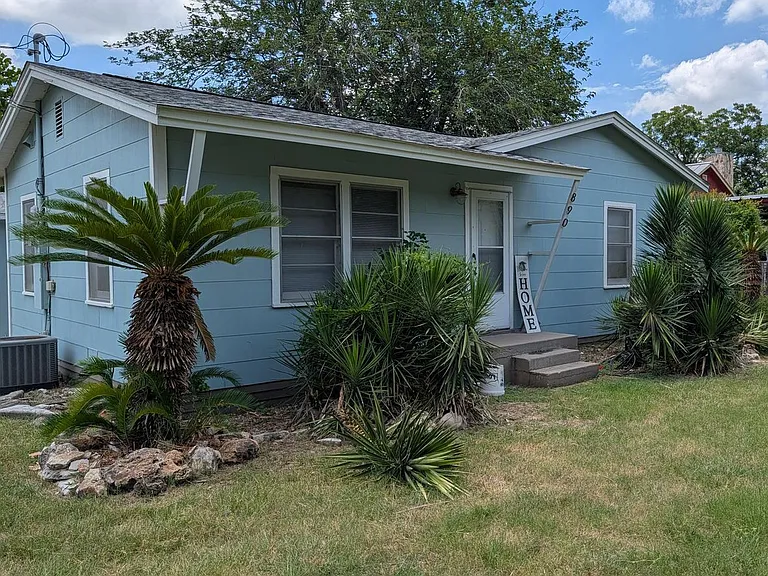 890 Josephine St — Photo 1